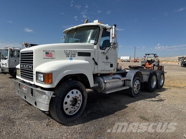Mack CHN613 Sadulveokid