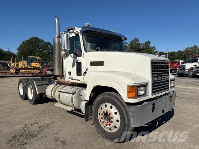 Mack CHN613 Sadulveokid