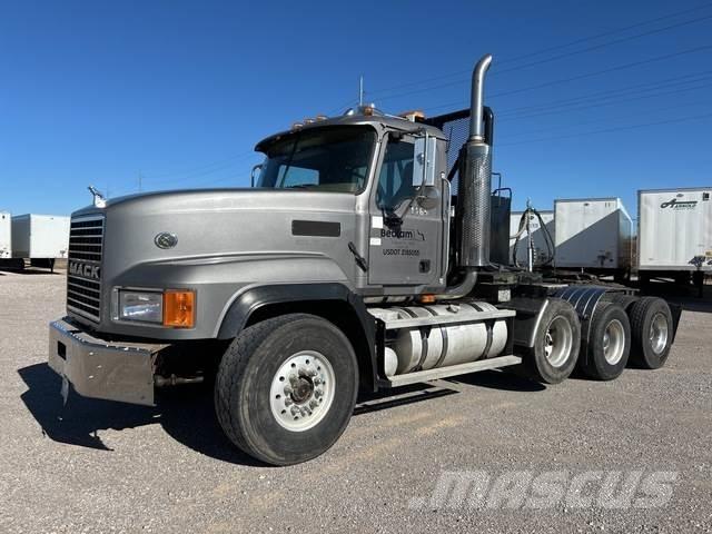 Mack CL713 Sadulveokid
