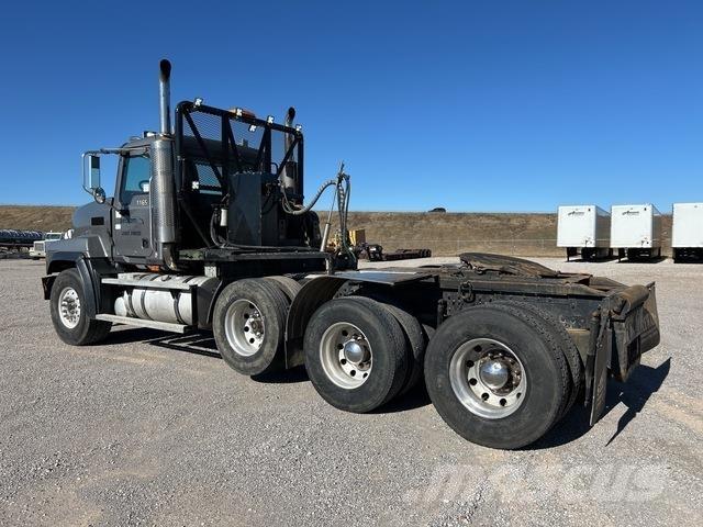 Mack CL713 Sadulveokid