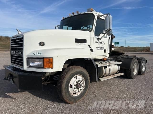 Mack CL733 Sadulveokid