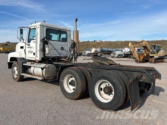 Mack CL733 Sadulveokid
