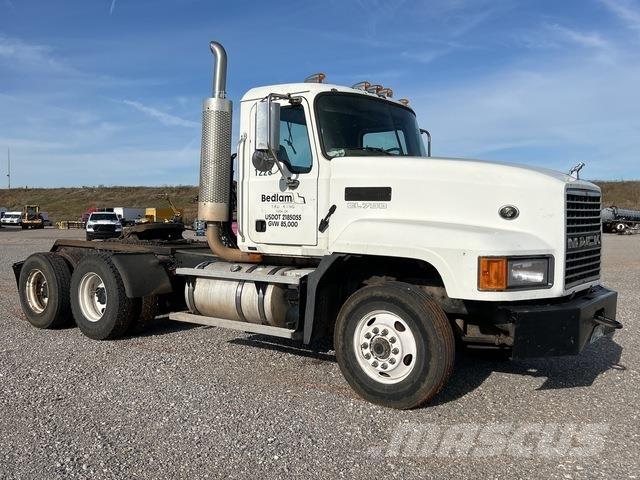 Mack CL733 Sadulveokid