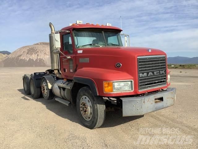Mack CL733 Sadulveokid