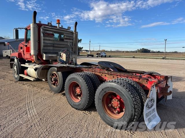 Mack CL733 Sadulveokid