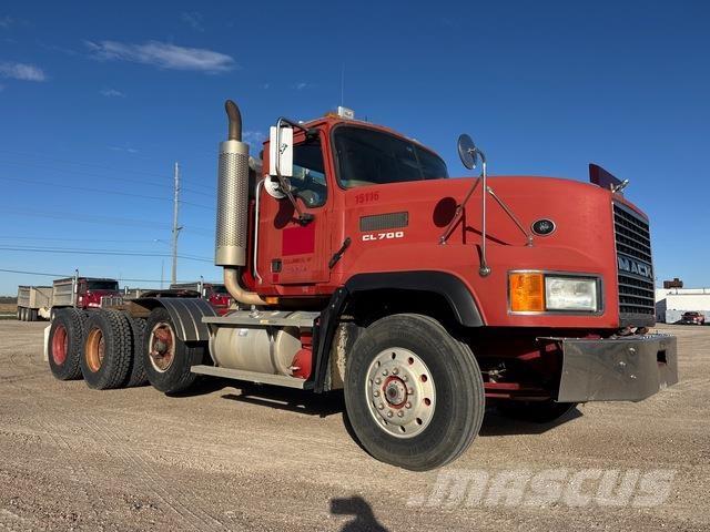 Mack CL733 Sadulveokid