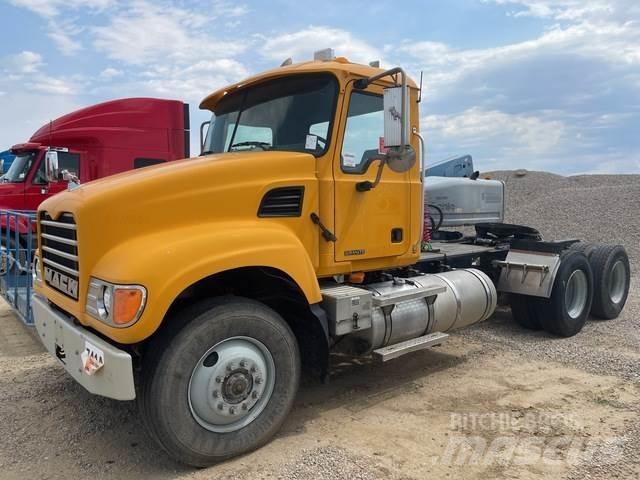 Mack CV713 Sadulveokid