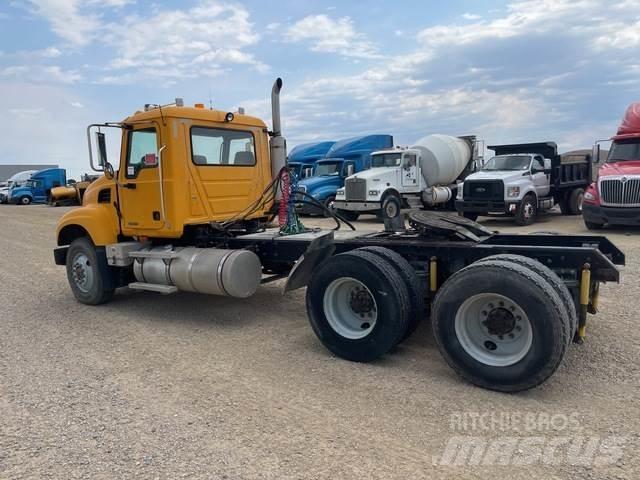 Mack CV713 Sadulveokid