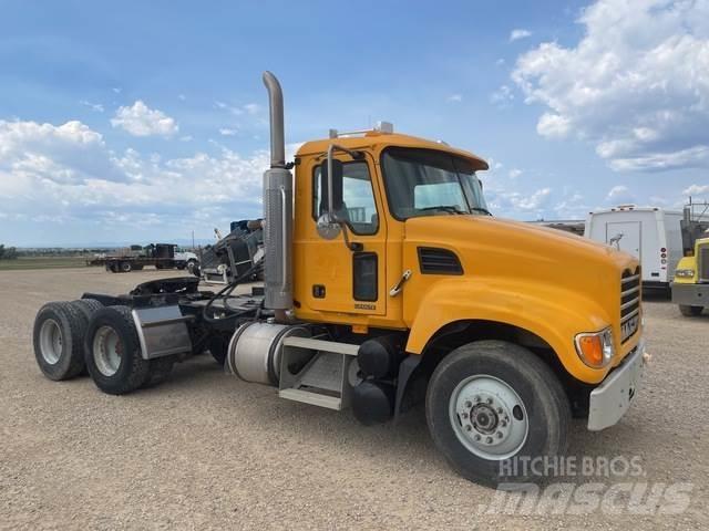 Mack CV713 Sadulveokid