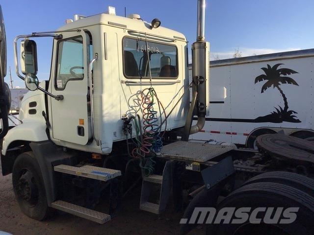 Mack CXN612 Sadulveokid