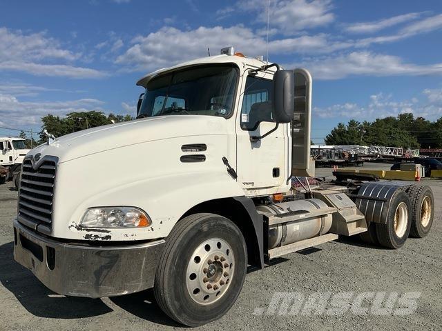 Mack CXN613 Sadulveokid