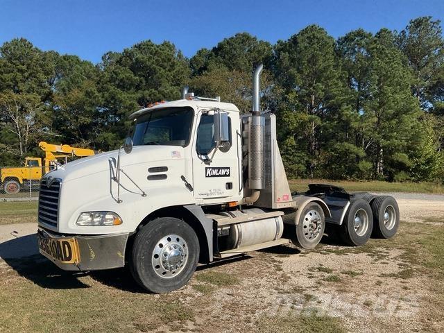 Mack CXN613 Sadulveokid