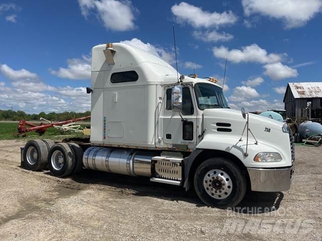 Mack CXU600 Sadulveokid
