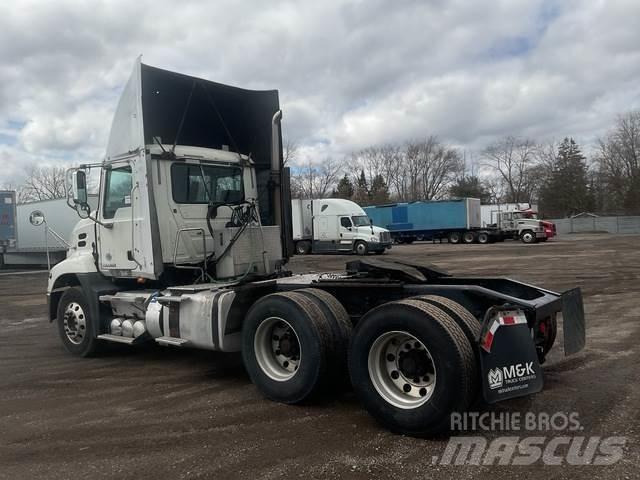 Mack CXU613 Sadulveokid