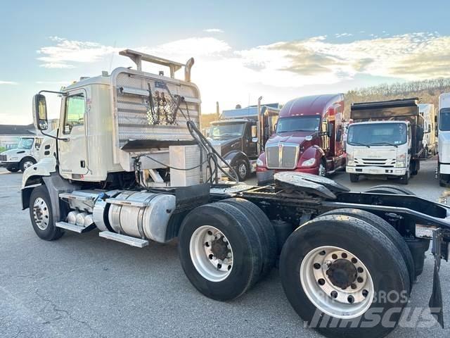 Mack CXU613 Sadulveokid