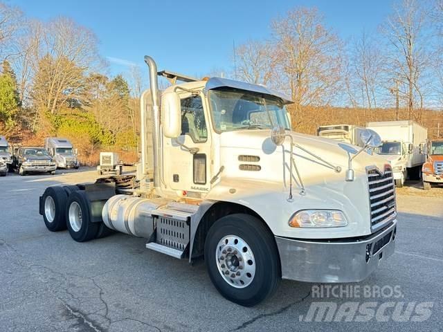 Mack CXU613 Sadulveokid