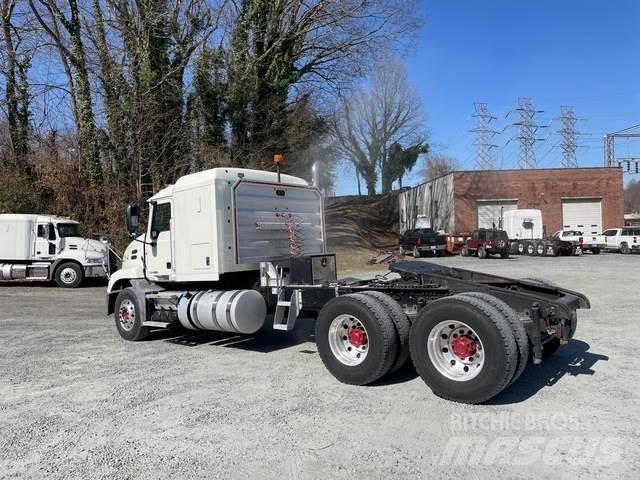 Mack CXU613 Sadulveokid