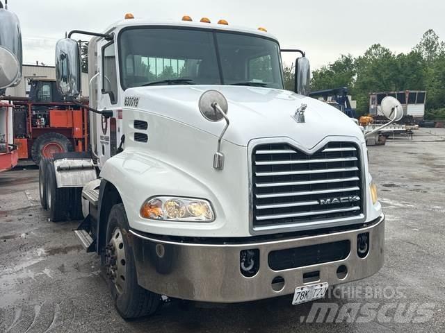 Mack CXU613 Sadulveokid