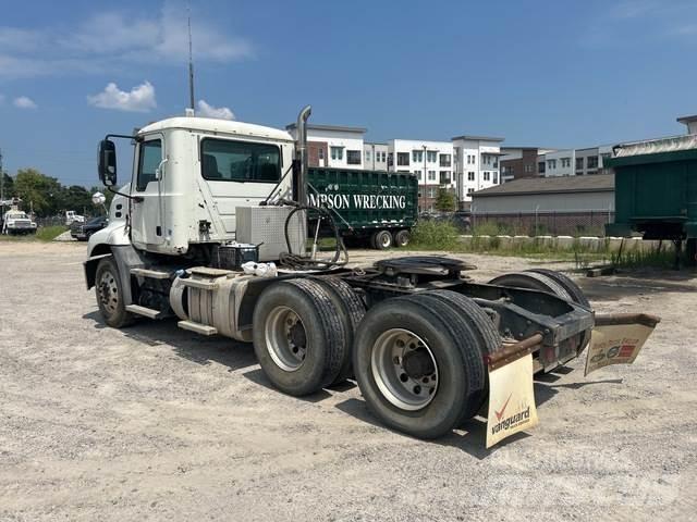 Mack CXU613 Sadulveokid