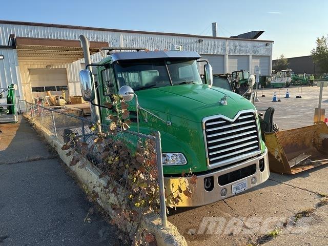 Mack CXU613 Sadulveokid