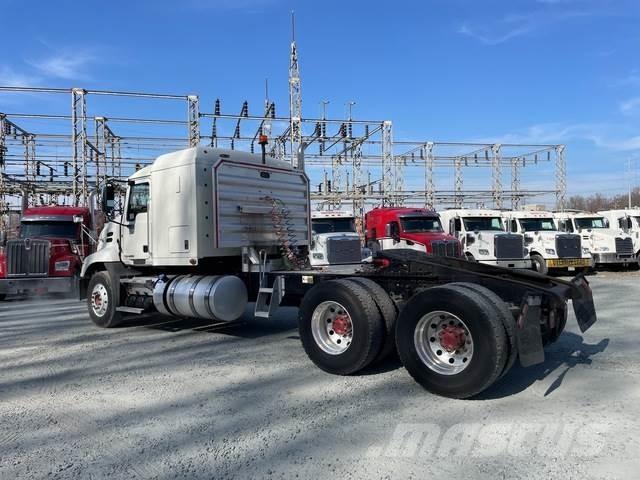 Mack CXU613 Sadulveokid