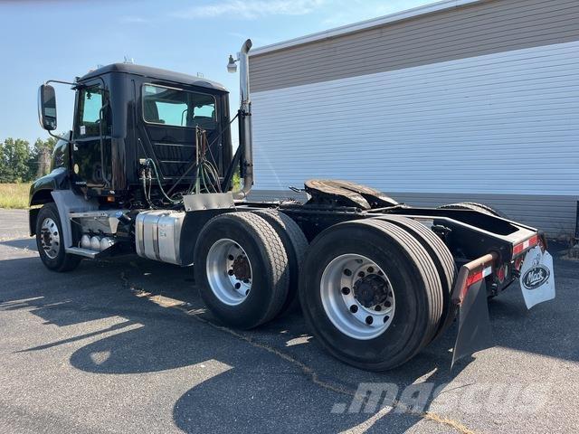 Mack CXU613 Sadulveokid