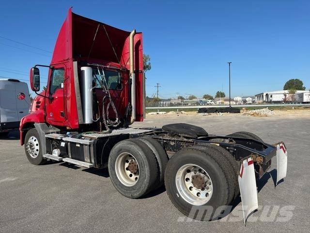 Mack CXU613 Sadulveokid