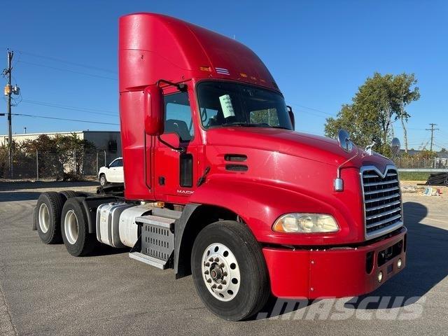 Mack CXU613 Sadulveokid