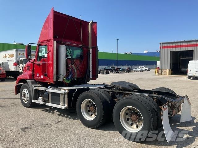 Mack CXU613 Sadulveokid