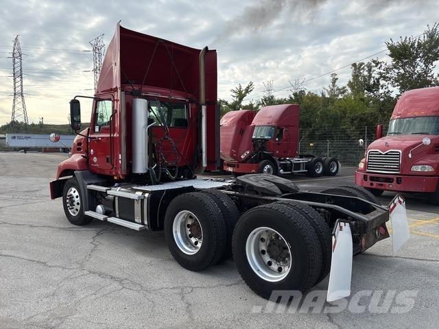 Mack CXU613 Sadulveokid