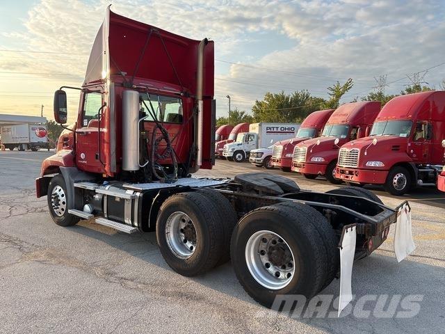 Mack CXU613 Sadulveokid