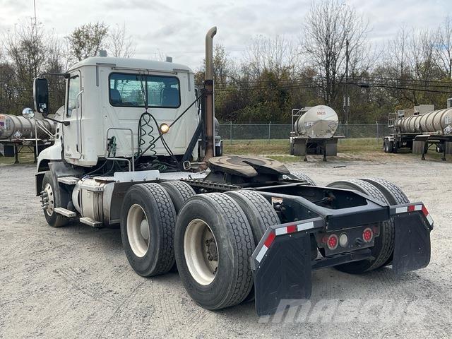 Mack CXU613 Sadulveokid