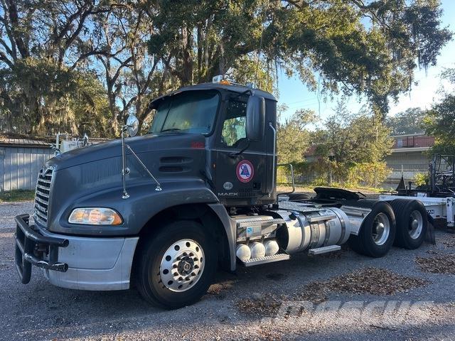 Mack CXU613 Sadulveokid