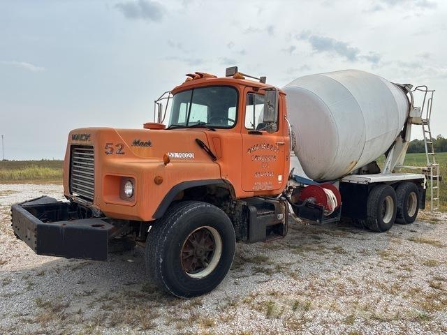 Mack DM690 Veepaagiga autod