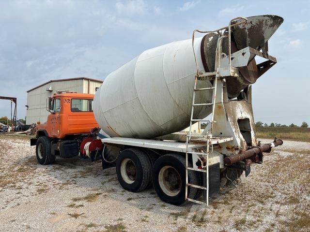 Mack DM690 Veepaagiga autod