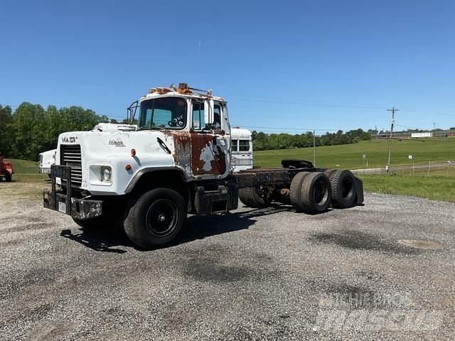 Mack DM690S Sadulveokid