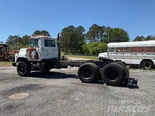 Mack DM690S Sadulveokid