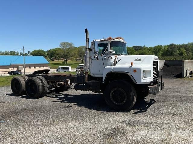 Mack DM690S Sadulveokid
