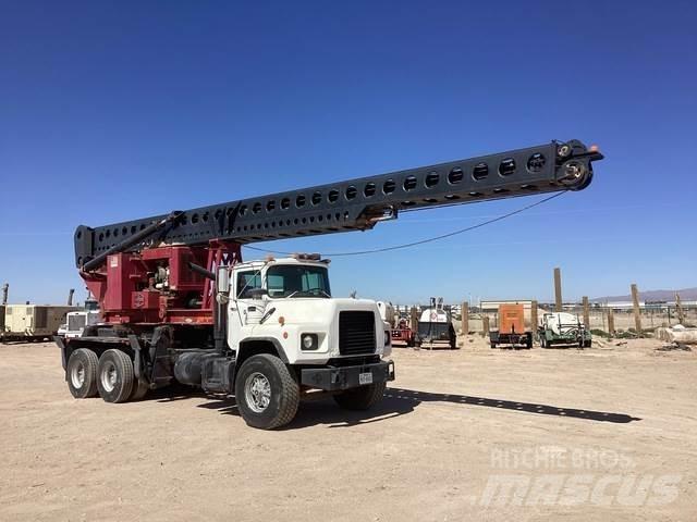 Mack DM690S Puurmasinad