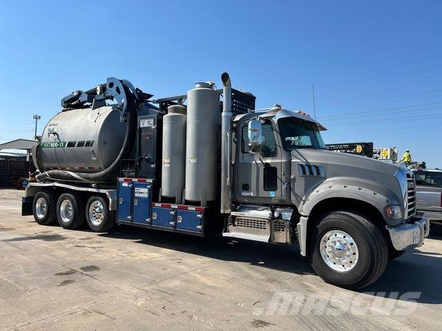 Mack Granite Roomikekskavaatorid