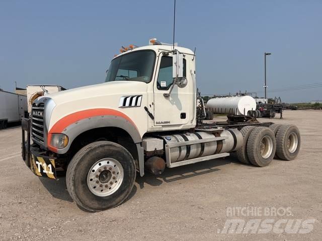 Mack GU713 Sadulveokid
