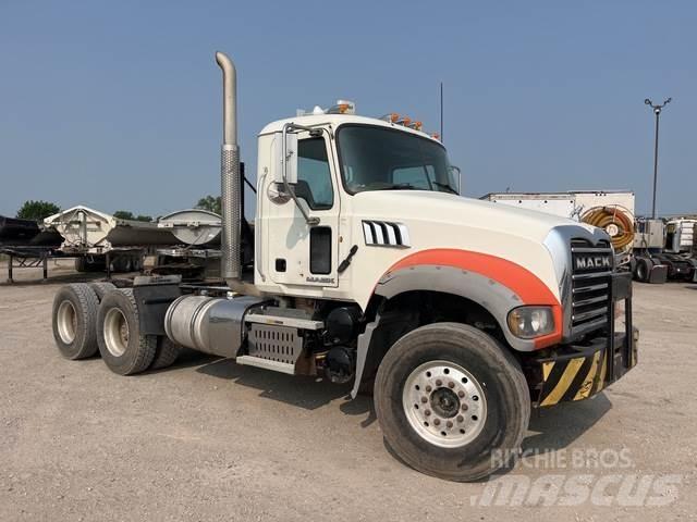 Mack GU713 Sadulveokid