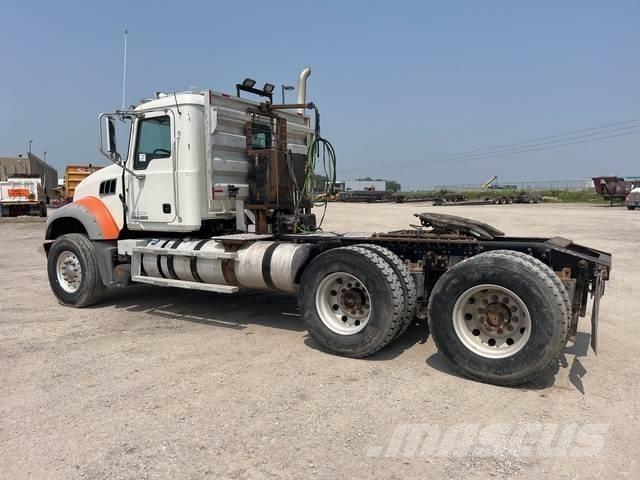 Mack GU713 Sadulveokid