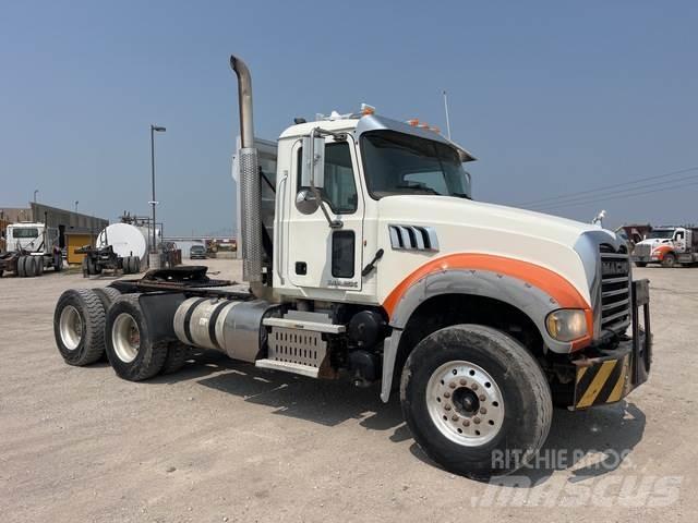 Mack GU713 Sadulveokid
