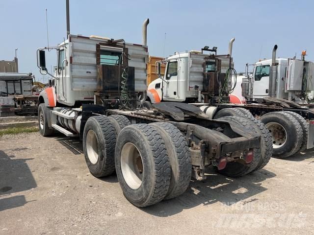Mack GU713 Sadulveokid