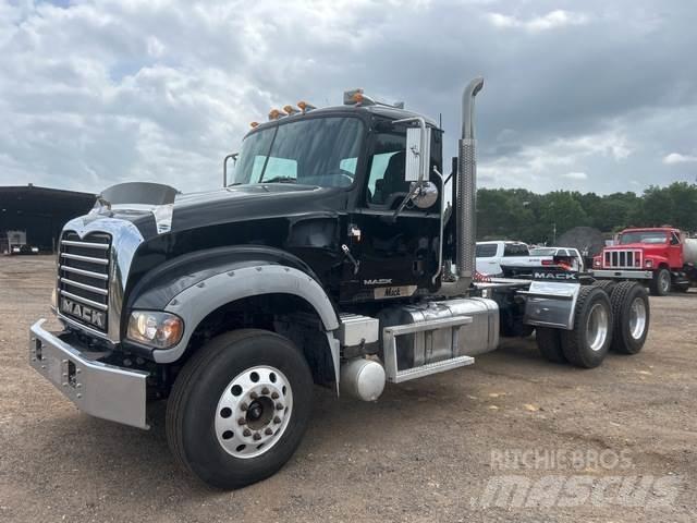 Mack GU713 Sadulveokid