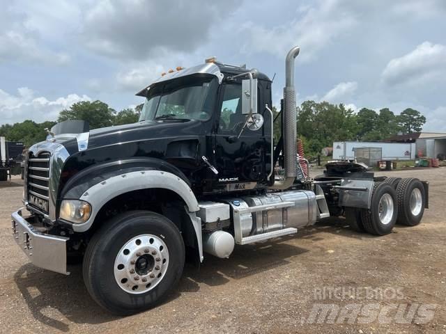 Mack GU713 Sadulveokid