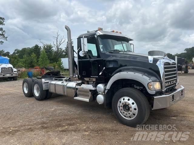 Mack GU713 Sadulveokid