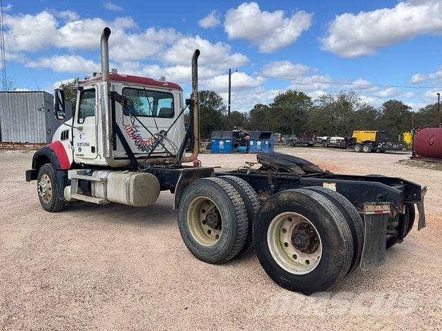 Mack GU713 Sadulveokid