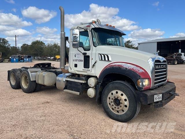 Mack GU713 Sadulveokid